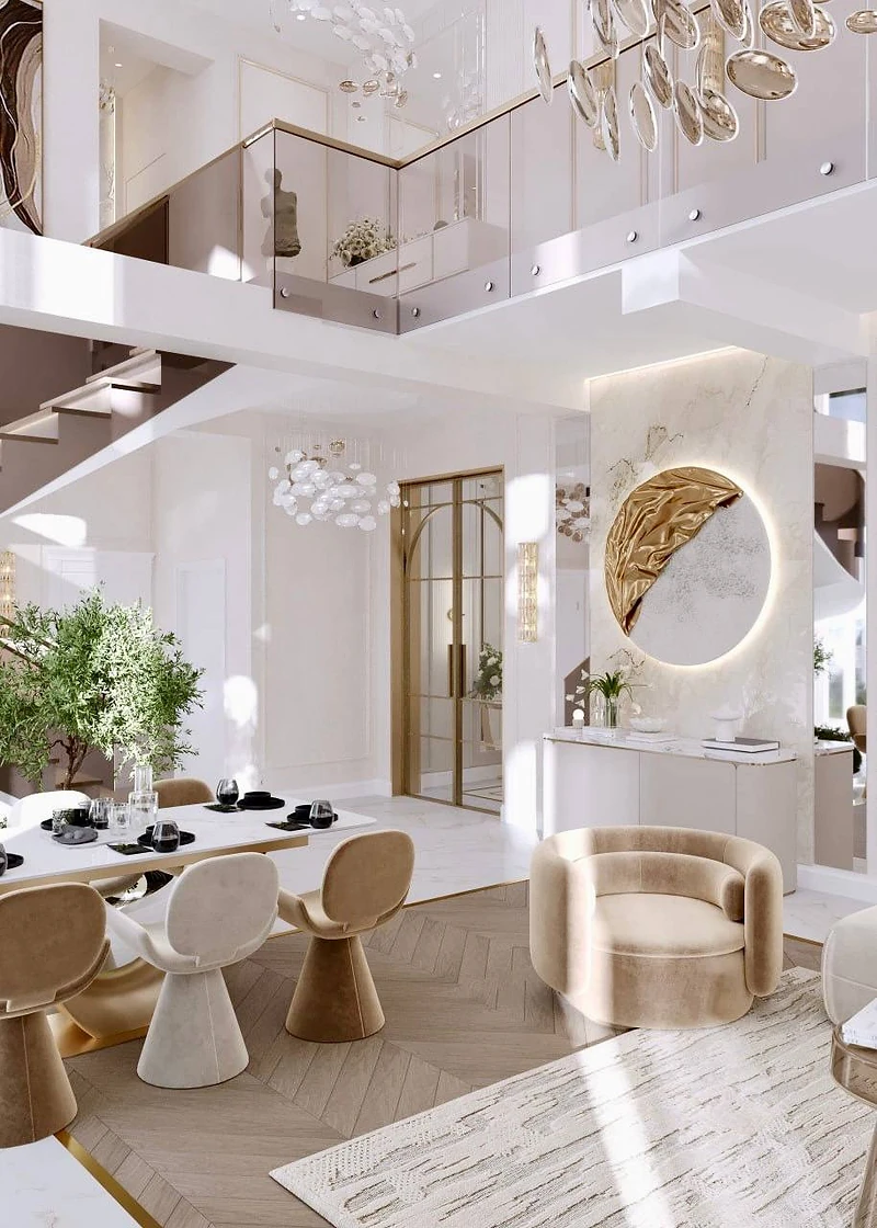 Zona de zi deschisă către dining, cu mese rotunde și scaune tapițate în alb.