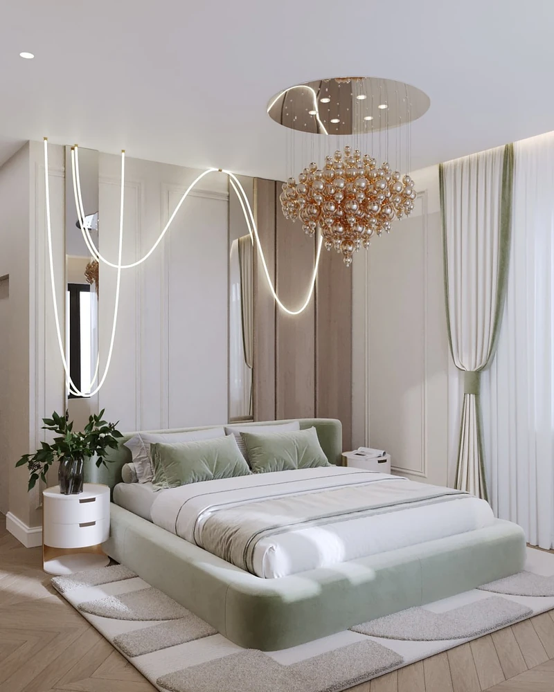 Al doilea dormitor, cu tăblie verde, candelabru și draperii pe toată înălțimea.